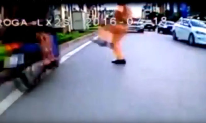 Clip ghi lại hình ảnh CSGT dạp đỏ xe máy đi ngược chiều, không đội mũ bảo hiểm