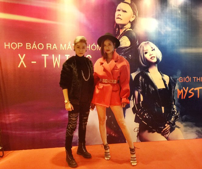 X-Twins gồm hai thành viên Kim (trái) và Bora (phải) giới thiệu single đầu tay - Ảnh Minh Trang