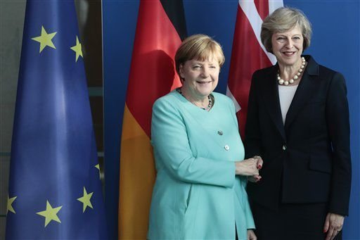 Thủ tướng Đức Angela Merkel (trái) bắt tay thủ tướng Anh Theresa May sau cuộc họp báo chung tại Berlin ngày 20-7 - Ảnh: AP