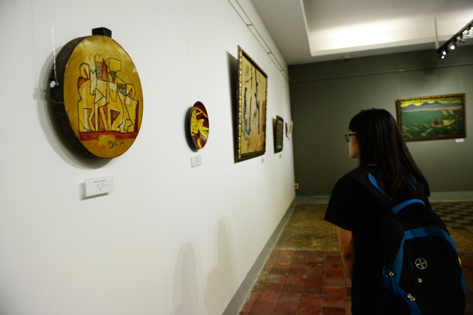 Người dân xem tranh được ký tên tác giả Nguyễn Tư Nghiêm ở triển lãm Những bức tranh trở về từ châu Âu
- Ảnh: Hữu Khoa