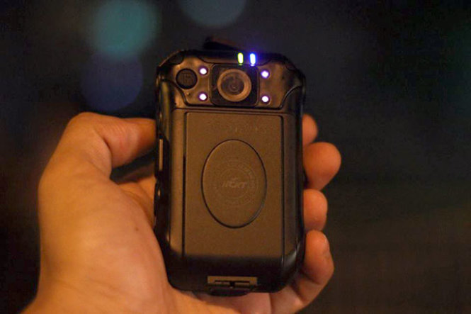 Chiếc camera giám sát hành trình có kích thước nhỏ gọn như chiếc điện thoại di động - Ảnh: M. L.