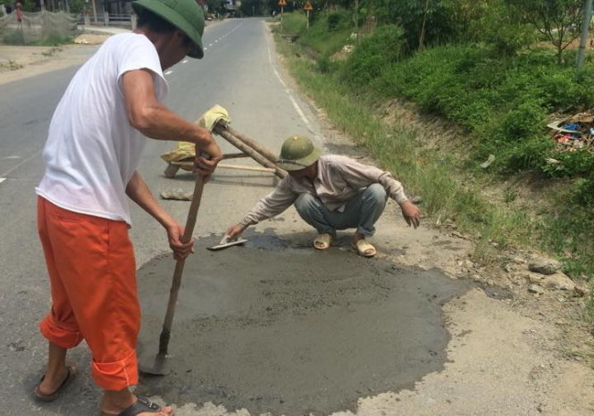 Hình ảnh người dân sửa đường được đăng lên mạng - Ảnh: FB Vương Mạnh