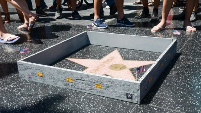 Bức tường bê tông cao 15 cm bao quanh ngôi sao mang tên Donald Trump tại Đại lộ danh vọng Hollywood - Ảnh: EPA