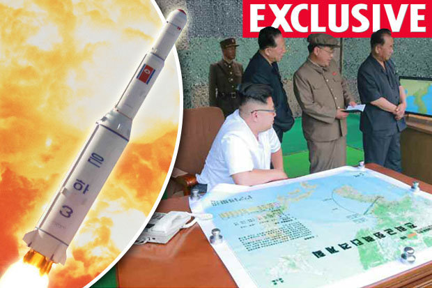 Nhà lãnh đạo CHDCND Triều Tiên Kim Jong-un xem bắn thử tên lửa nhưng tấm bản đồ bày ra trước mắt ông lại tiết lộ những thông tin ngoài dự kiến - Ảnh: Rodong Simun