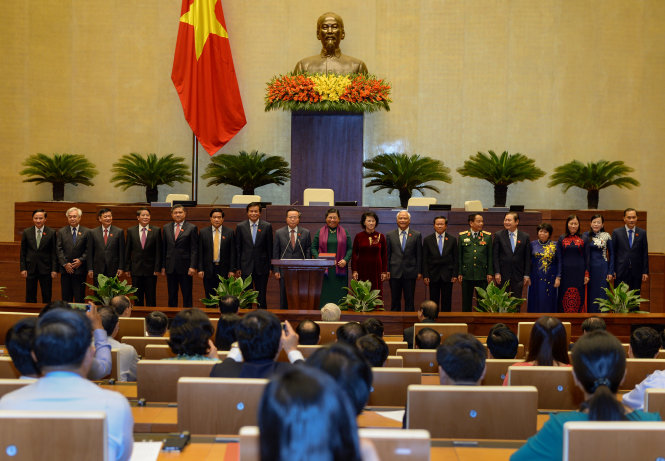 Chủ tịch Quốc Hội Nguyễn Thị Kim Ngân và các phó Chủ tịch cùng với các Ủy viên ban thường vụ Quốc Hội khóa XIV ra mắt toàn thể đại biểu tại Hội trường - Ảnh: Việt Dũng