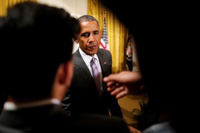 Tổng thống Obama bắt tay những khách mời tại ngày lễ Eid al-Fitr tại Nhà Trắng - Ảnh: Reuters