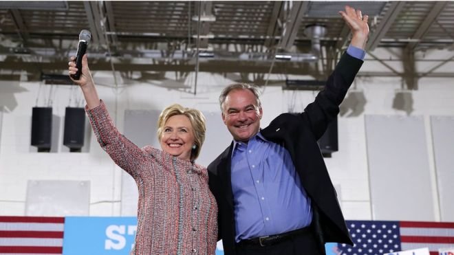 Bà Hillary Clinton và ông Tim Kaine tại sự kiện vận động tranh cử ở bang Virginia - Ảnh: Getty Images