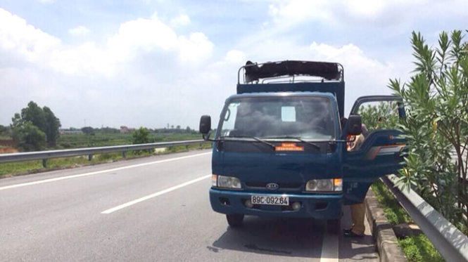 Xe ôtô tải bị trộm bỏ lại trên cao tốc Hà Nội- Lào Cai - Ảnh: T.Q.