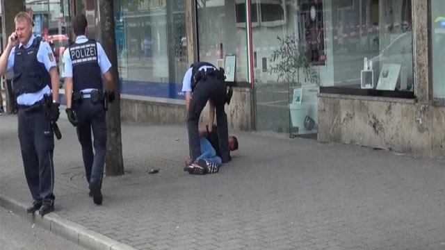 Cảnh sát Đức trấn áp được gã thanh niên tị nạn người Syria sau khi hắn dùng dao giết chết một phụ nữ mang thai và làm 2 người khác bị thương - Ảnh: Reuters
