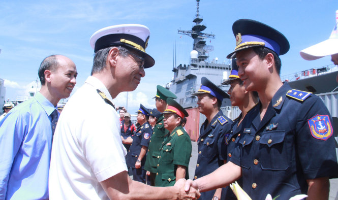 Đại diện Cảnh sát biển Việt Nam đón đoàn cảnh sát biển Nhật Bản - Ảnh: HỮU KHÁ