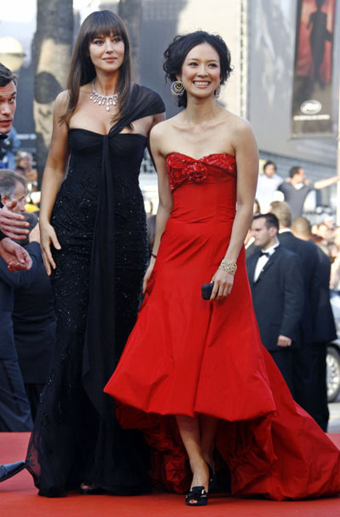 Chương Tử Di và Monica Bellucci trong dàn giám khảo Cannes 2006 - Ảnh Chinadaily
