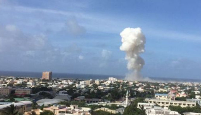 Cột khói bốc lên từ vị trí bị đánh bom - Ảnh: BBC