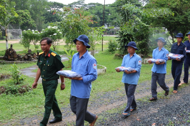 Đội K93 đưa hài cốt liệt sĩ quân tình nguyện VN từ Campuchia về VN - Ảnh: VĂN TRANH