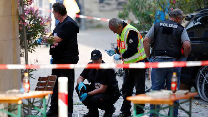 Cảnh sát Đức rà soát hiện trường sau vụ đánh bom liều chết tối 24-7  Ảnh: Reuters