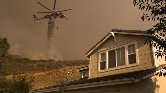 Trực thăng tham gia chữa cháy gần Santa Clarita - Ảnh: Getty Images