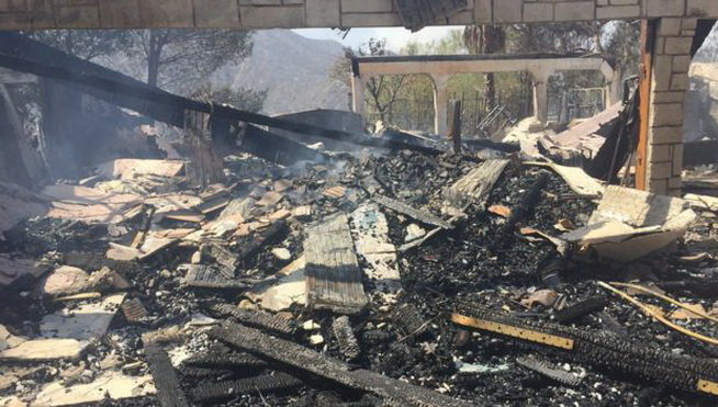Nhiều ngôi nhà ở Santa Clarita bị lửa phá hủy - Ảnh: AFP