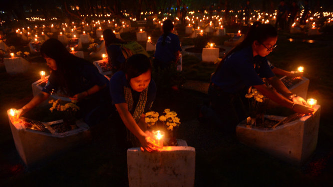 Đoàn viên, thanh niên TP.HCM thắp nến tri ân tại Nghĩa trang liệt sĩ TP.HCM tối 26-7 - Ảnh: QUANG ĐỊNH