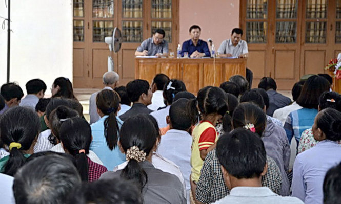 Chủ tịch UBND tỉnh Quảng Bình Nguyễn Hữu Hoài (ngồi giữa) đối thoại với người dân Hải Ninh - Ảnh: TRỌNG THÁI