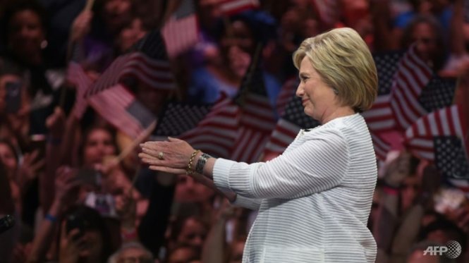 Cựu đệ nhất phu nhân Hillary Clinton cuối cùng đã phá vỡ một trong những rào cản lâu nhất trong lịch sử nước Mỹ - trở thành ứng cử viên Tổng thống của một đảng lớn. Ảnh: AFP