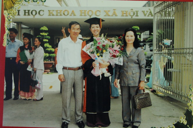 Lê Dương Thể Hạnh ngày tốt nghiệp đại học bên bố mẹ, lúc chưa bị mù Ảnh nhân vật cung cấp