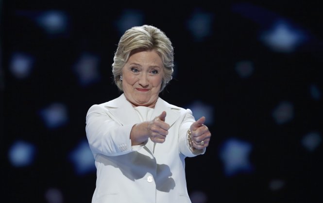 Bà Hillary Clinton vui mừng trong buổi tiếp nhận chính thức đề cử của đảng Dân chủ trở thành ứng cử viên tổng thống nữ đầu tiên của Mỹ - Ảnh: Reuters