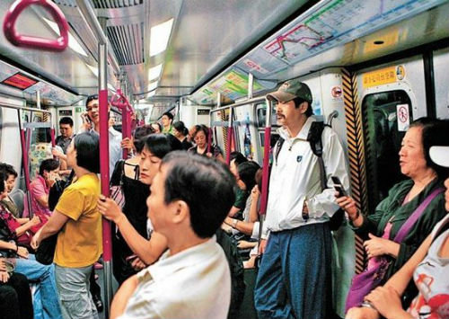 Châu Nhuận Phát đứng trên tàu điện ngầm ở Hồng Kông như bao hành khách thông thường khác.