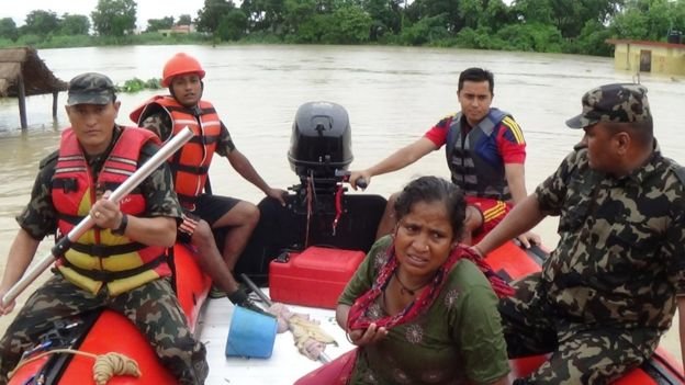 Quân đội Nepal giải cứu người dân bị kẹt do lũ - Ảnh: AFP