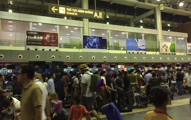 Không thể làm thủ tục bằng máy tính, hành khách ùn ứ chờ làm thủ tục tại sân bay Nội Bài - Ảnh: HN
