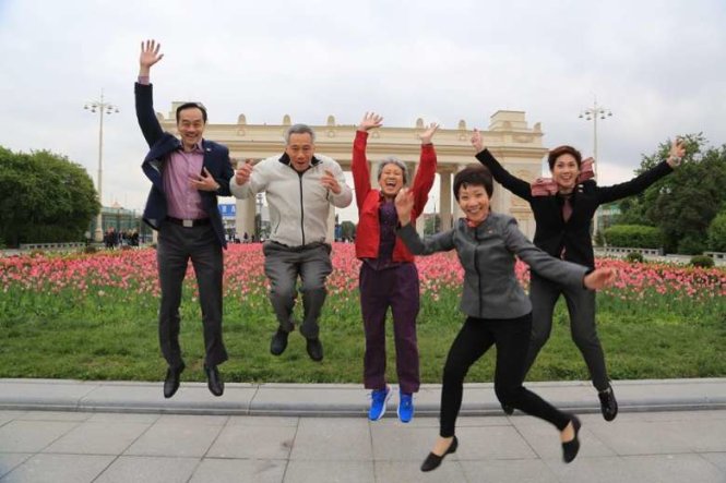 Thủ tướng Lý Hiển Long (thứ hai từ trái sang) trong kiểu ảnh lưu niệm trẻ trung - Ảnh: Facebook