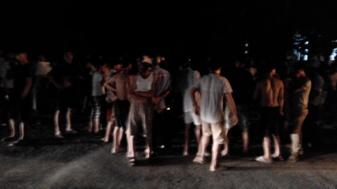Người dân tụ tập đông người ở hiện trường vụ tai nạn giao thông đêm 29-7 tại TP Thanh Hóa - Ảnh do người dân cung cấp.