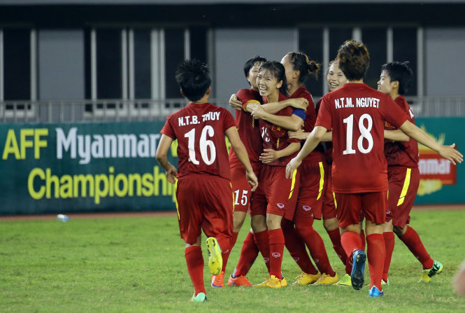 Đội tuyển nữ VN ăn mừng bàn thắng vào lưới Thái Lan. Ảnh: MFF