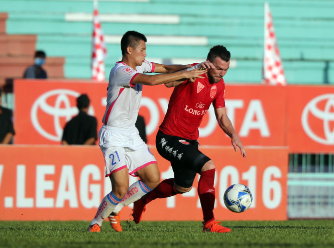 Tiền đạo Marlo Simic (Long An-phải) người ghi bàn thắng vào lưới Sài Gòn (trắng) ở vòng 18. Ảnh: Quang Liêm