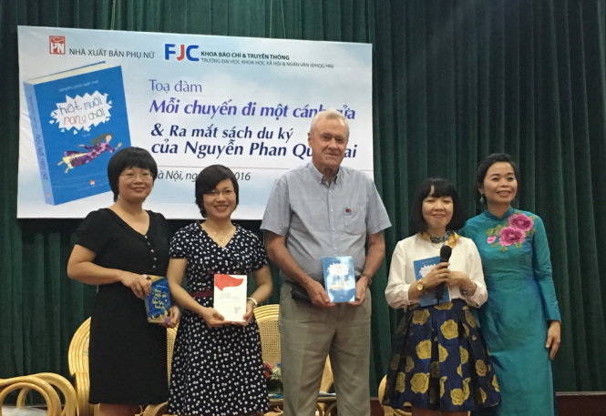 Nhà thơ Nguyễn Phan Quế Mai tặng sách cho các diễn giả tham gia buổi ra mắt sách - Ảnh: V.V.TUÂN