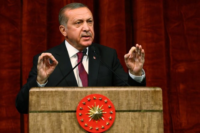Ông Erdogan vừa ban hành sắc lệnh thứ 3 tăng thêm quyền hạn quản lý quân đội cho tổng thống và thủ tướng Thổ Nhĩ Kỳ sau vụ đảo chính thất bại - Ảnh: AP