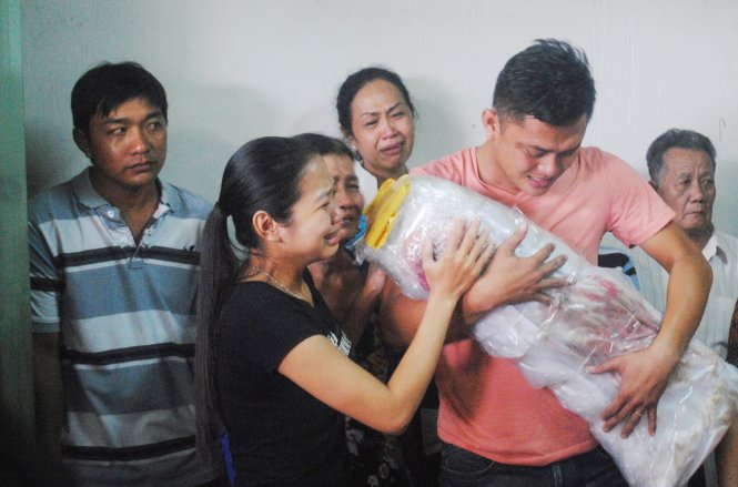 Người thân các nạn nhân bàng hoàng trước cái chết của 6 người trong vụ hỏa hoạn - Ảnh: Nguyễn Hùng
