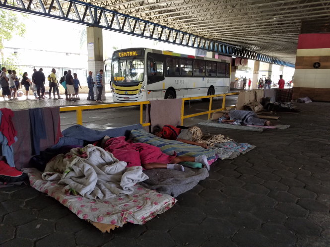 Những người vô gia cư nằm vạ vật quanh Central do Brasil - Ảnh: H.Đ.