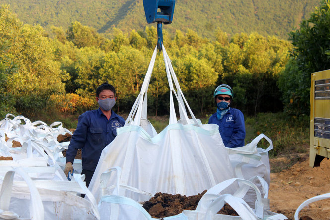 Cơ quan chức năng di dời 100 tấn chất thải tại trang trại phường Kỳ Trinh để đưa đi bảo quản