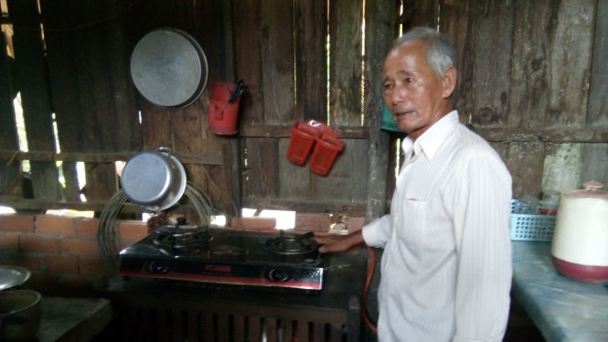 Ông Nguyễn Văn Lìn (71 tuổi, ngụ xã Vĩnh Thành, huyện Chợ Lách) bên vị trí vợ ông bị Đen chém chết - Ảnh: MẬU TRƯỜNG