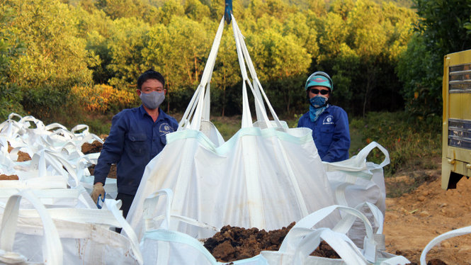 Vụ 100 tấn chất thải của Formosa chôn lấp trái phép tại phường Kỳ Trinh, thị xã Kỳ Anh, tỉnh Hà Tĩnh đã được khởi tố - Ảnh: VĂN ĐỊNH