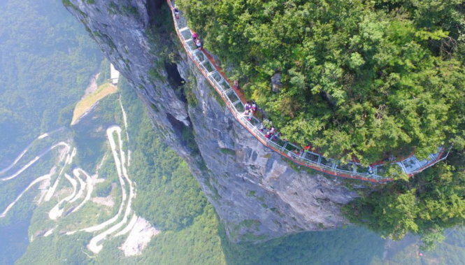 Cây cầu ôm vách núi có sàn làm bằng kính ở tỉnh Hồ Nam, Trung Quốc - Ảnh: AP