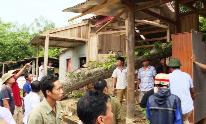 Lốc xoáy làm sập đổ nhà ở của người dân ở xã Phong Niên, huyện bảo Thắng (Lào Cai).