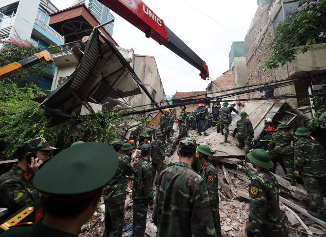 Công tác cứu hộ đang được khẩn trương tiến hành với sự tham gia của nhiều lực lượng - Ảnh: Nguyễn Khánh