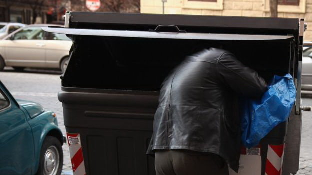 Người nghèo lục thùng rác kiếm sống ở Ý - Ảnh: AFP