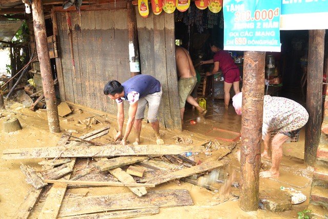 Người dân xã Quang Kim khắc phục hậu quả lũ lụt - Ảnh: HỒNG THẢO