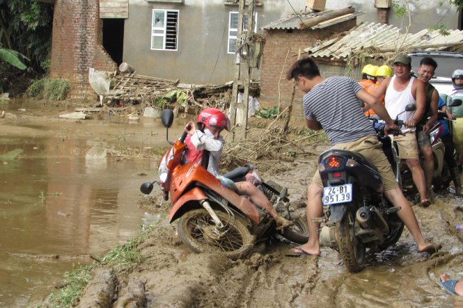 Người dân đang khắc phục thiệt hại sau mưa lũ gây sạt lở lớn ở xã Quang Kim, huyện Bát Xát