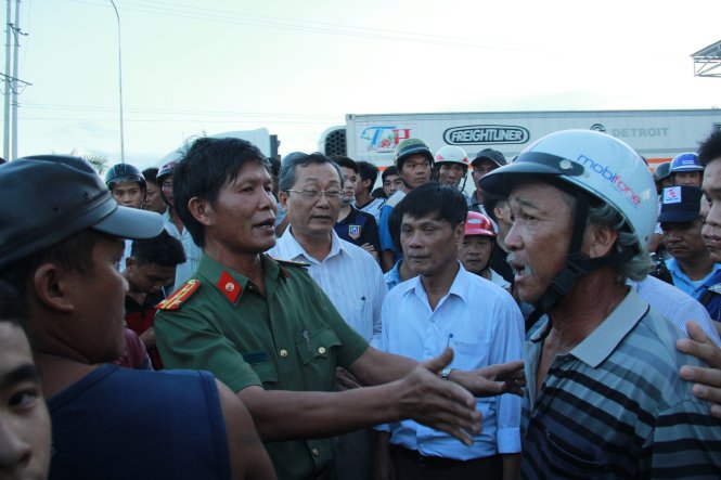 Đại tá Trang giải thích, vận động người dân không tụ tập đông người, chặn quốc lộ - Ảnh: Trần Mai
