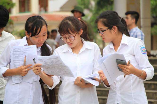 Thí sinh trao đổi sau giờ thi THPT quốc gia 2016.