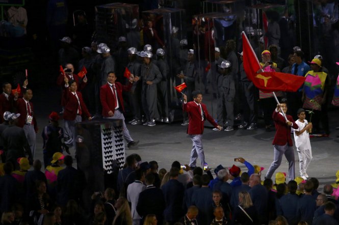 VĐV Vũ Thành An cầm cờ dẫn đầu Đoàn thể thao VN tiến vào sân Maracana. Ảnh: REUTERS
