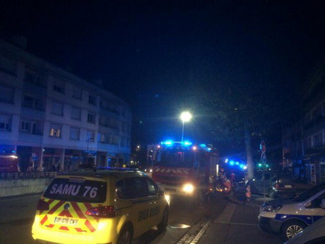 Xe cứu hỏa lao tới hiện trường vụ cháy, nổ - Ảnh: RT/Twitter