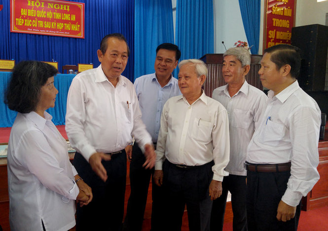 Phó Thủ tướng Trương Hòa Bình tiếp xúc với các cử tri Long An - Ảnh: SƠN LÂM